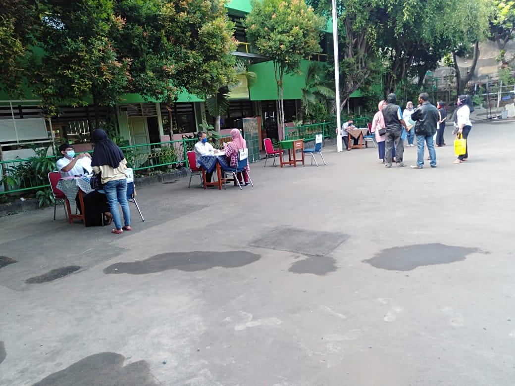 Suasana Pembagian Kartu Perdana Telkomsel Untuk Menunjang Kegiatan PJJ